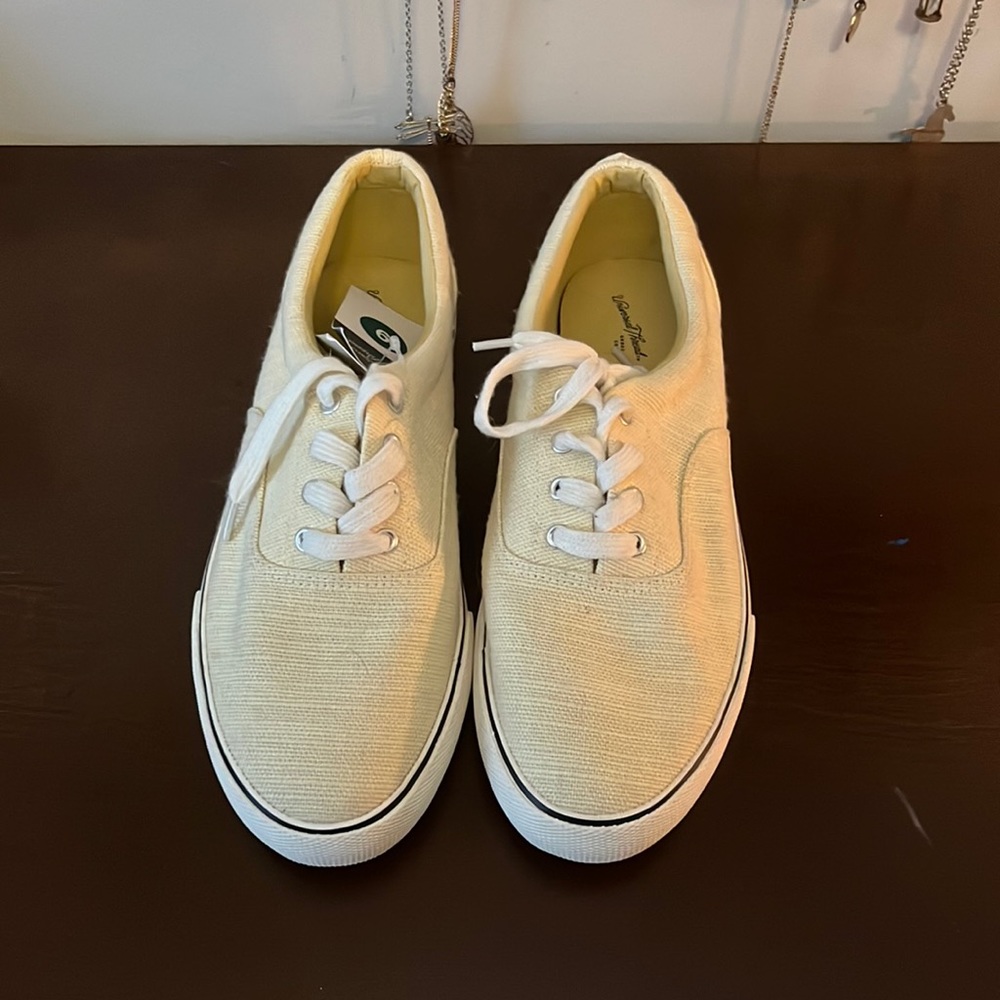 Universal Thread slip on shoes